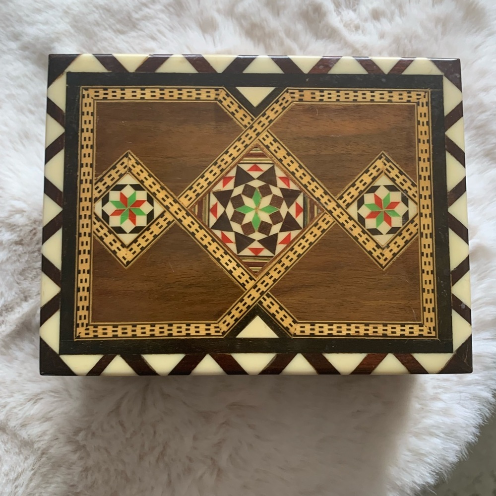 Beautiful Middle East Syrian inlaid box